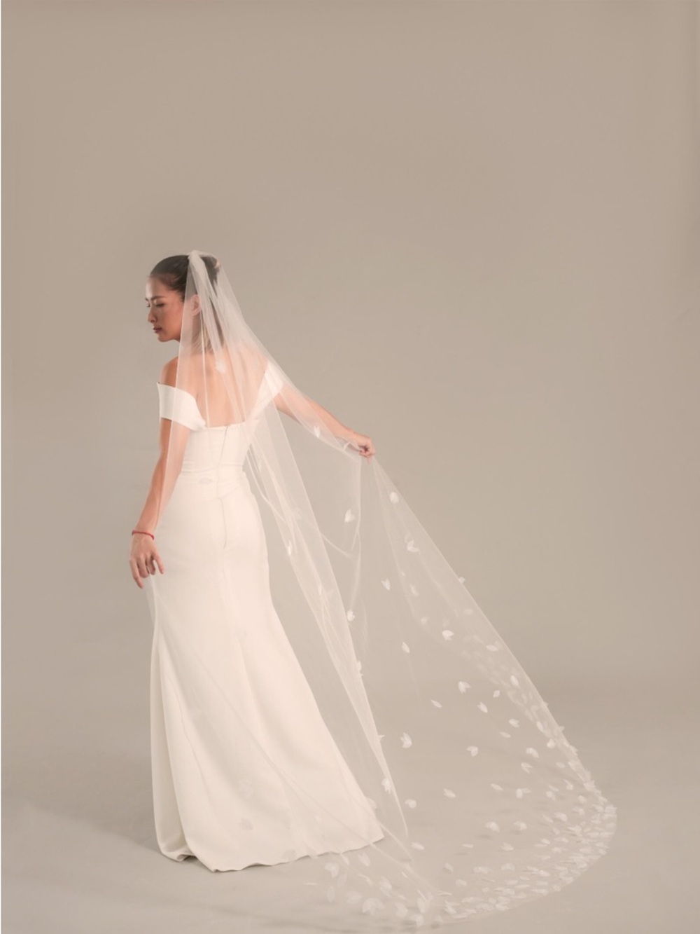 TARA Bridal Ivory Veil with Scattered Leaves